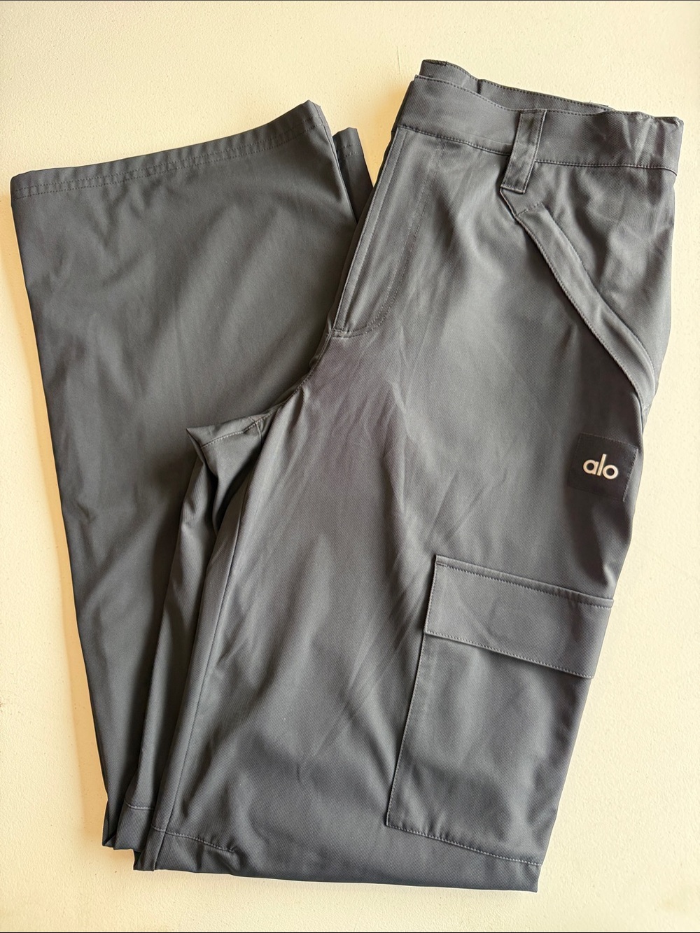 ALO Yoga Women’s Black straight leg Cargo Pants